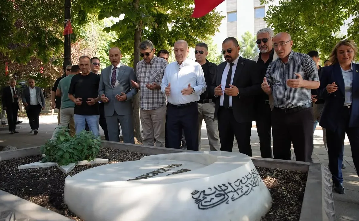 Altındağ’da Ümit Özdağ Hareketliliği: Ulus’tan Hamamönü’ne Esnaf ve Vatandaşlarla Buluştu