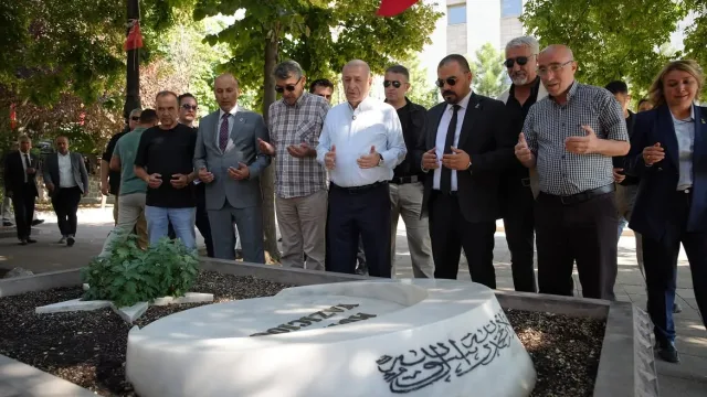 Altındağ’da Ümit Özdağ Hareketliliği: Ulus’tan Hamamönü’ne Esnaf ve Vatandaşlarla Buluştu